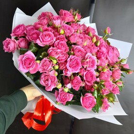 19 малиновых кустовых роз