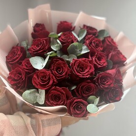 21 красная роза с эвкалиптом