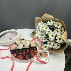Подарочный набор из кустовой хризантемы «Ромашка» и клубники в шоколаде « Мамочке»