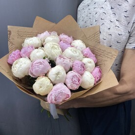 Букет из 21 розового и белого пиона