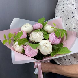 Букет из 9 белых и розовых пионов