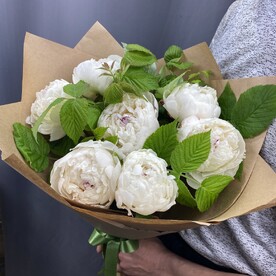 Букет из 7 белых пионов