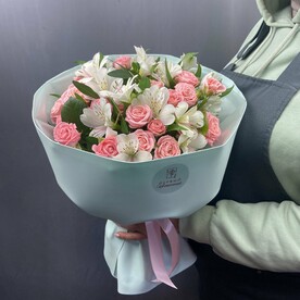 Пионовидные кустовые розы с альстромерией