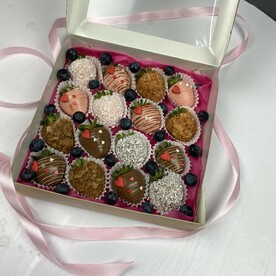 Клубника в белом и молочном шоколаде (16-20шт.)