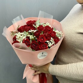 Букет из красных кустовых роз с гипсофилой