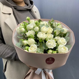 Букет из белой кустовой розы