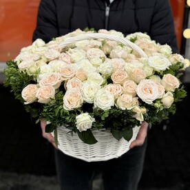 Кустовые розы в корзине
