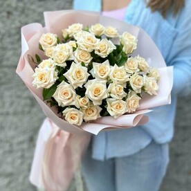 Нежный букет кустовых роз