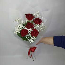 Букет из 5 роз с гипсофилой