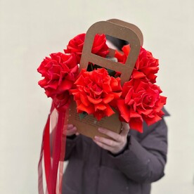 Красные французские розы в сумочке