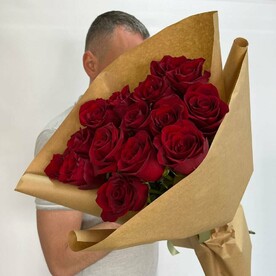 Букет из 15 красных голландских роз в крафте