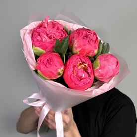 Букет из крупных итальянских пионов 5 шт в стильной упаковке (49-0084)