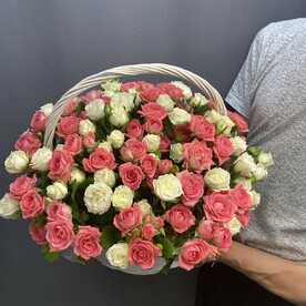 Корзина с кустовыми белыми и розовыми розами