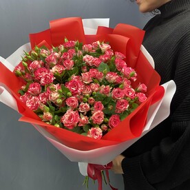 Букет из красно- белых кустовых роз