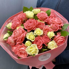 Букет  из коралловых и белых кустовых роз