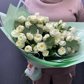 Букет из 11 белой кустовой розы