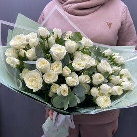 Букет из 15  белых кустовых роз