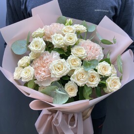 Букет из розовых диантусов и кустовых кремовых роз