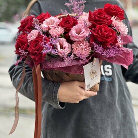Красные розы и шикарная эустома в дуэте