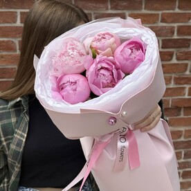 Букет комплимент из 5 пионов
