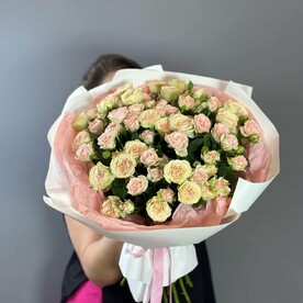 Нежный букет из кустовых розочек микс «Романтика»