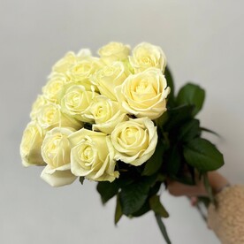 Букет из 15 белых роз, доставка живых цветов, 50 см