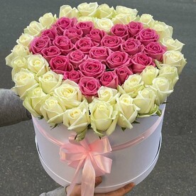 51 роза в коробкекорзине