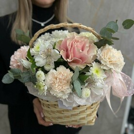 Корзина с нежными цветами
