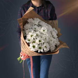 Букет из 7 белых кустовых хризантем в крафте с атласной лентой от 2name Flowers