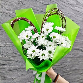 Сердце из ромашек и вербы. Букет из кустовых хризантем с живой вербой