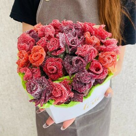 Букет сердце из мармеладных роз. Мармеладные розы в коробке сердце. Вкусные цветы