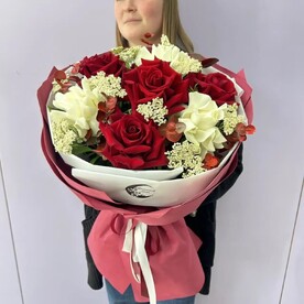 БУКЕТ ИЗ 7 КРАСНО БЕЛЫХ РОЗ