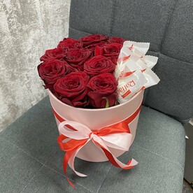 Коробка с 11 красными розами и рафаэлло