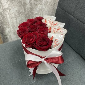 Коробка с розами и Рафаэлло