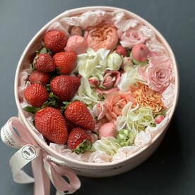 Коробка цветов и клубники