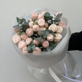 Букет розовых кустовых роз