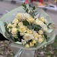 Стойкий букет Свежий бриз - кустовые розы и хризантемы