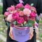 Композиция с орхидей и кустовыми пионовидными розами