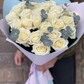 Белые розы с эвкалиптом