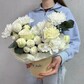 Коробка из хризантемы дубки, кустовой хризантемы, кустовой розы, диантусом и эвкалиптом