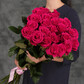 Классический букет из 25 розовых Эквадорских роз 60 см с атласной лентой от 2name Flowers